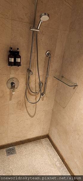 05.LOUNGE SHOWER ROOM.jpg