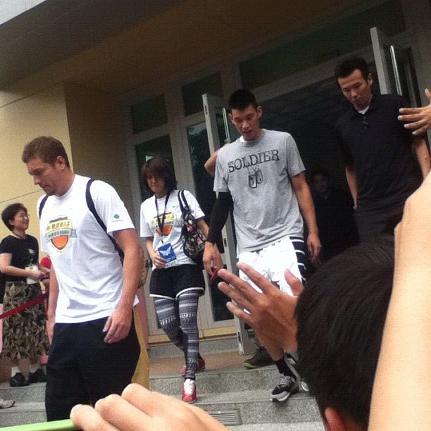 2012.08.29 林書豪籃球營-離開體育館 Jeremy Lin leaving