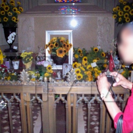 michael_jackson_tomb_sunflower_09_full.jpg