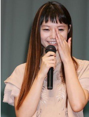 宮崎葵拭淚