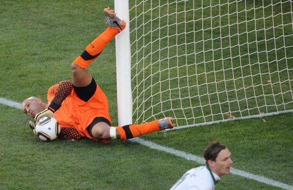 285e27ce4d266708f4806a6ac7e1f2c6-getty-fbl-wc2010-match22-svn-usa.jpg