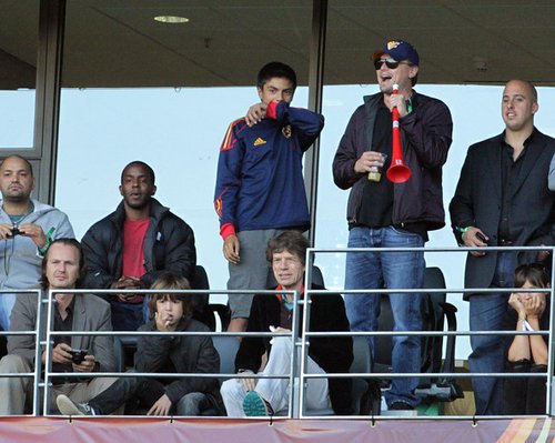 Leonardo+DiCaprio+sits+behind+Mick+Jagger+4fRMxre-rG3l.jpg