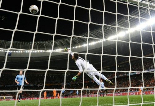 11f787961d23a8cd67c97f738a855e3d-getty-fbl-wc2010-match61-uru-ned.jpg