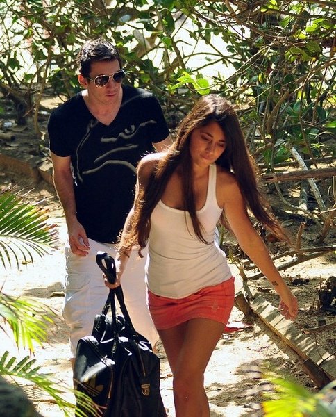 58d63962be2349aa82e642d13fe358be-getty-fbl-brazil-messi-beach.jpg