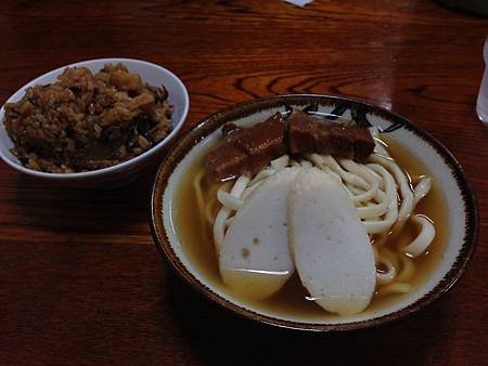 整家店就只賣沖繩麵跟什錦飯