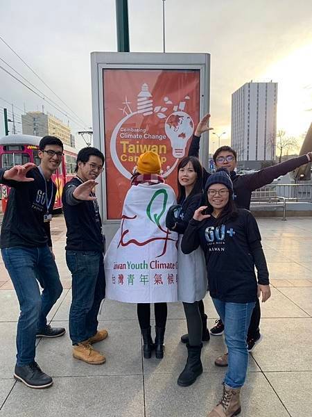 歐萊德連續九年主辦Earth Hour為地球關燈1小時，合作倡議夥伴-台灣青年氣候聯盟TWYCC響應氣候大遊行，走上波蘭街頭，呼籲力抗全球暖化。.jpg