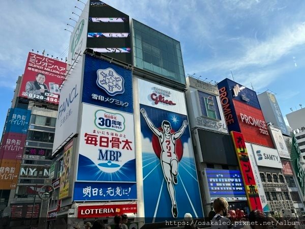 23日本D1.7 固力果跑跑人拍照點@藥妝店