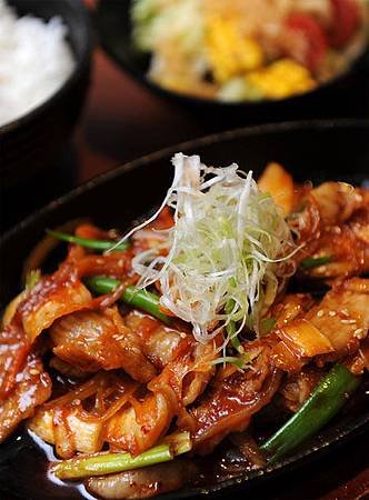 開胃下飯的泡菜松阪豬