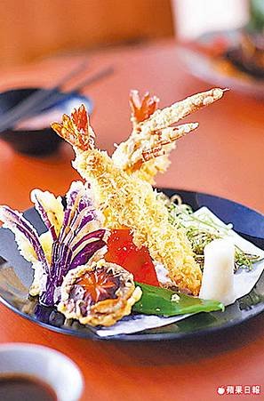 使用養殖草蝦最大等級「6L」的草蝦製作，麵衣爽口酥脆不會太厚，蝦肉飽滿紮實。與炸蝦天婦羅一起上桌的，另還有炸牛蒡、炸茄子、炸龍鬚菜等季節蔬菜。