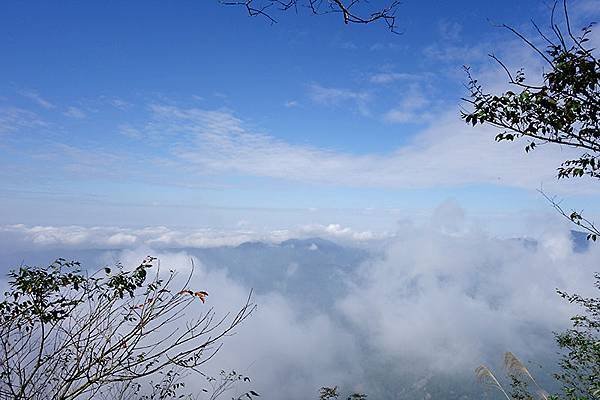 025趁著熱水還沒好，欣賞一下峰頂上的美景.JPG