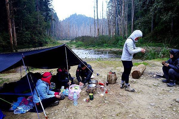 001凌晨五點，天還濛濛亮，大夥就已陸續起床.JPG