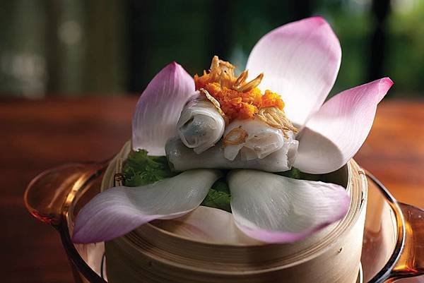 Hoi An(Steamed rice pancakes in lotus leaf.jpg