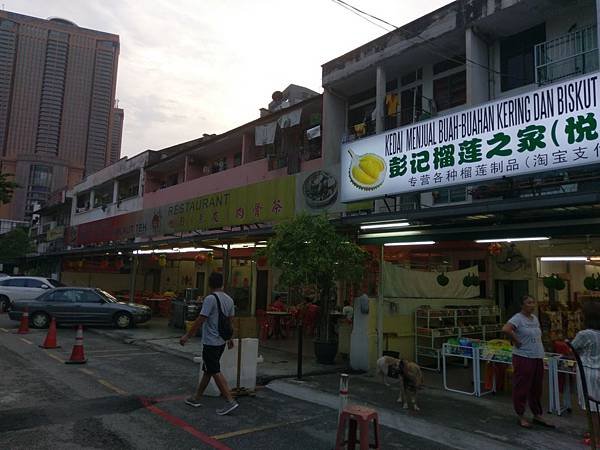 吉隆坡。隱藏版街頭美食(旭日肉骨茶,燕美陸福建炒麵.烤雞翅.