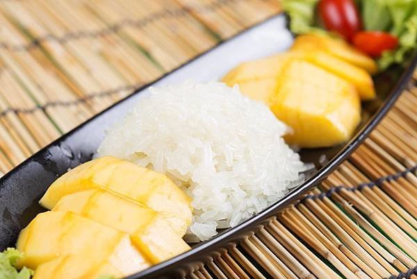 mango with sticky rice.jpg