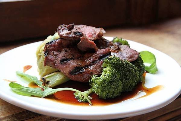 OCCIDENTAL BAR(QUEENS ST,比利時啤酒 venison fillet,.jpg