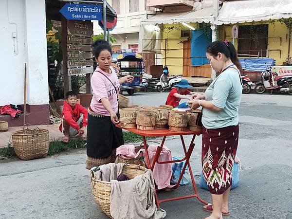 清晨(布施) (小販賣米筒)