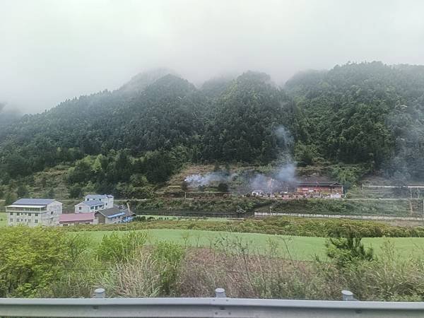 往梵淨山(2.jpg