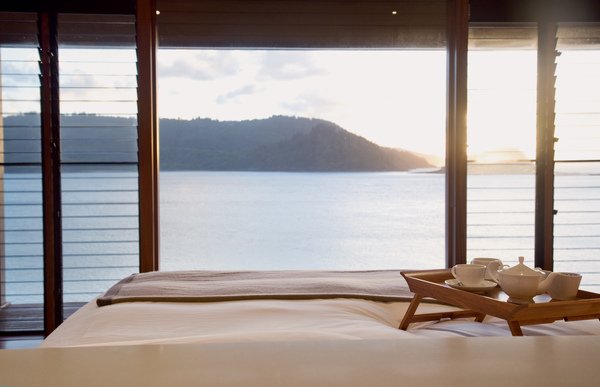 qualia_Windward Pavilion bed.jpg