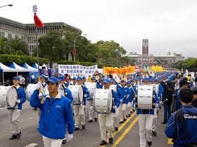 2010-3-8-falun-gong-tw-tuidang-05--ss.jpg