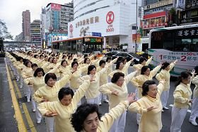 2010-3-8-falun-gong-tw-tuidang-08--ss.jpg