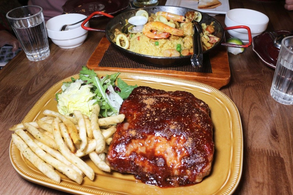 【台南東區聚餐】金色三麥南紡店  椒麻雞/肋排/披薩/義大利