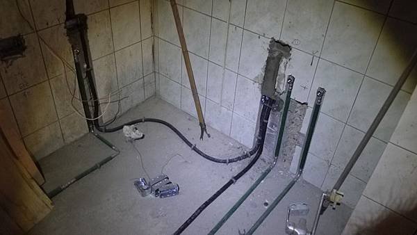 廚房水槽冷熱水管舖設完成