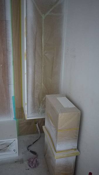 客廳電視櫃還有矮櫃抽屜都包起來了,明明都還沒噴好為什麼要先包?