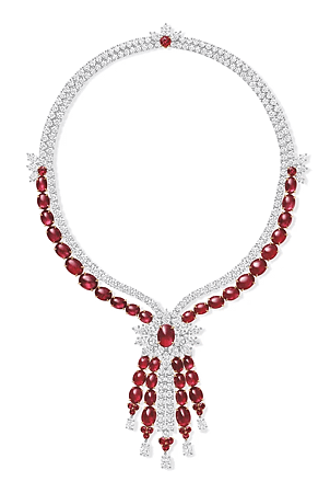 海瑞溫斯頓（Harry Winston），產自緬甸的「鴿血紅寶石」蛋面切割為主石，成為2022麗晶之夜最大的焦點。