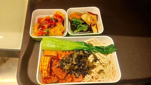 1070302貴妃紅燒什錦麵五味脆皮豆腐小麵館黑白切.jpg