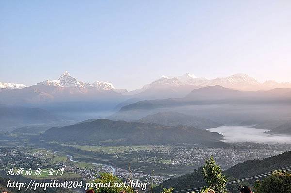 波卡拉(Pokhara)莎朗可山(Mt. Sarangkot)遠望安娜普娜(Annapurna)群峰及河谷