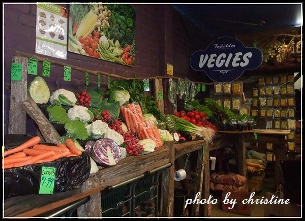 【The Forbidden Fruit Store】on Highway 1