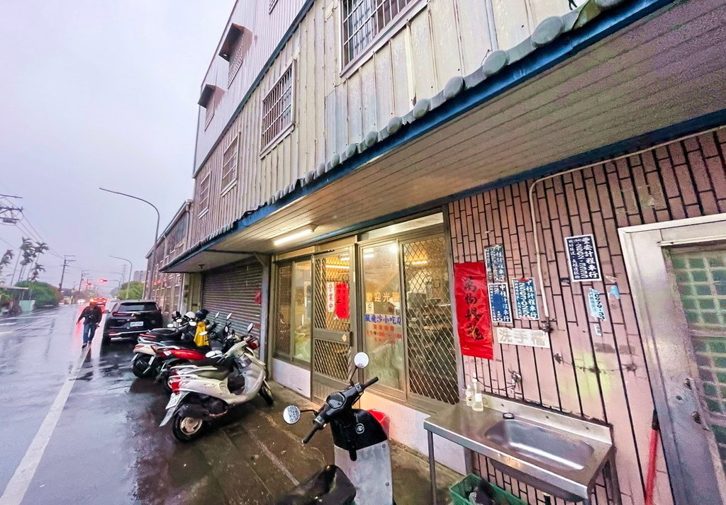 台中神岡。風飛沙小吃店∣隱身鄉間小路。臭豆腐、炸皮蛋佐泰式沾