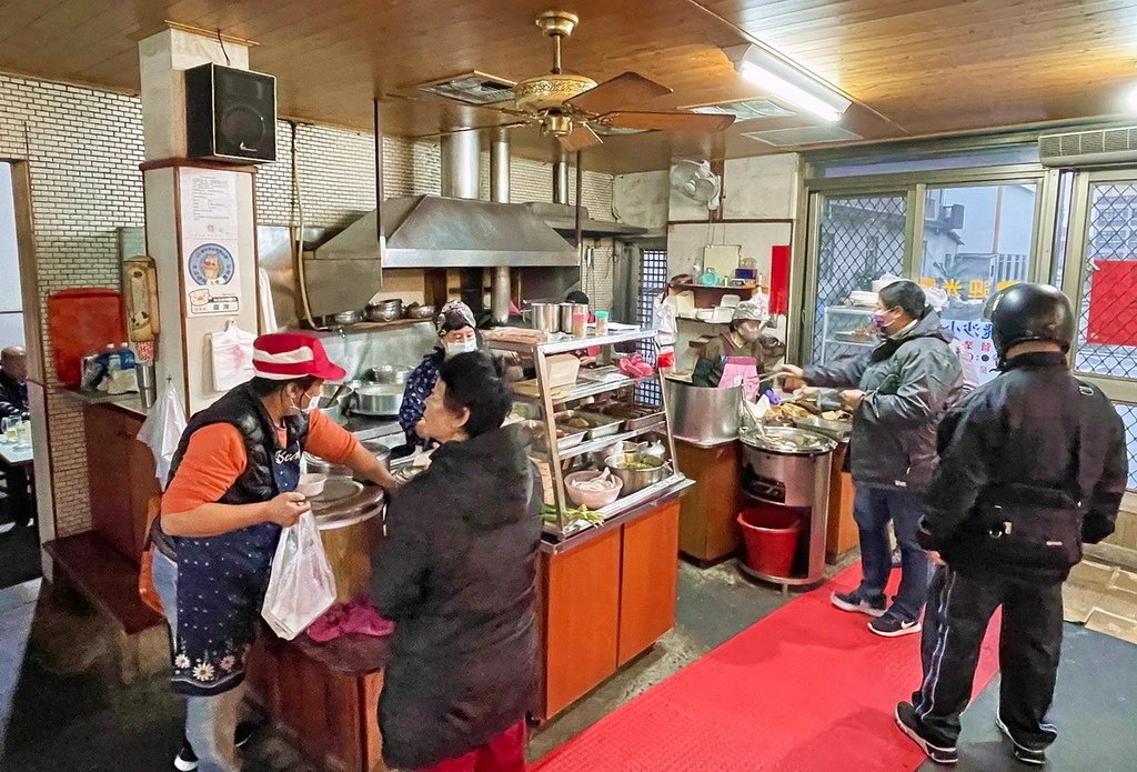 台中神岡。風飛沙小吃店∣隱身鄉間小路。臭豆腐、炸皮蛋佐泰式沾