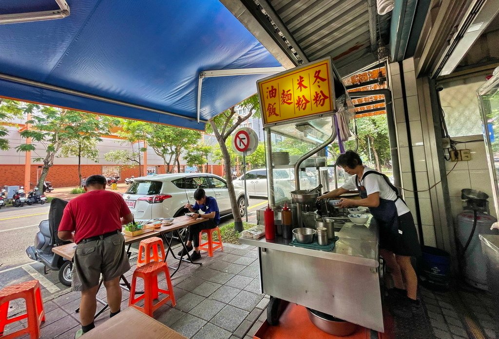 淡水線劍潭站。福記︱基河路上老士林人的早餐店。豬心冬粉、乾麵