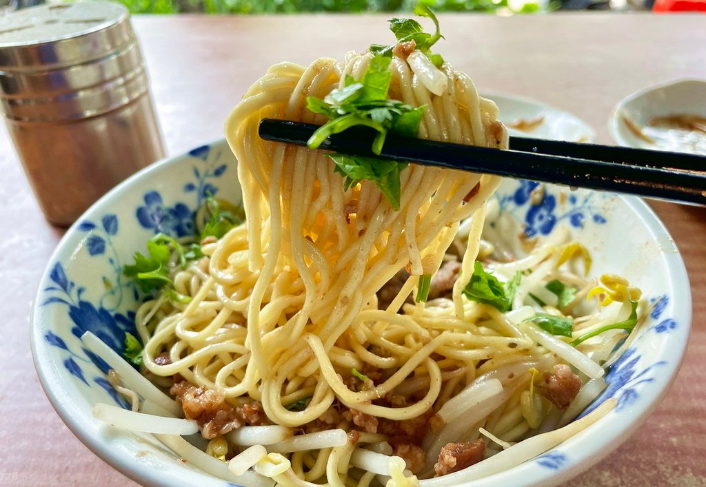 淡水線劍潭站。福記︱基河路上老士林人的早餐店。豬心冬粉、乾麵