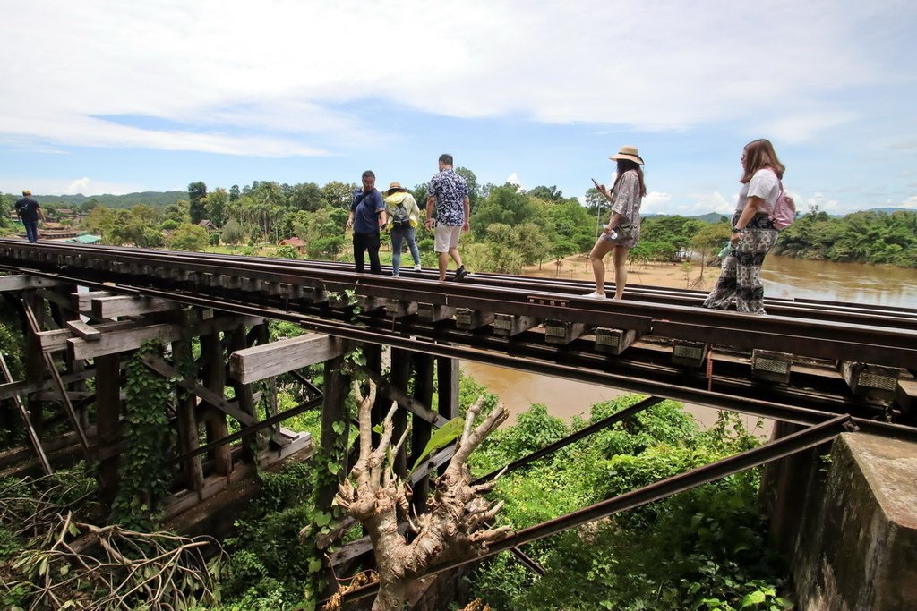 泰國北碧府3。搭一段死亡鐵路︱體驗最驚險Tham Krasa