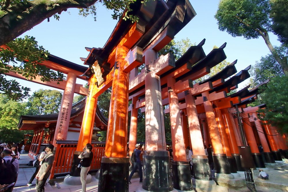 日本京都。伏見稻荷大社︱穿梭3萬座紅色大鳥居。欣賞京都絕美日