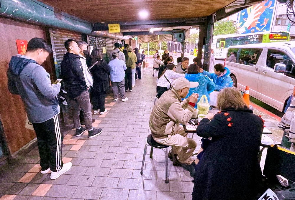捷運龍山寺站。一甲子餐飲︱連續5年米其林必比登。古早味焢肉飯