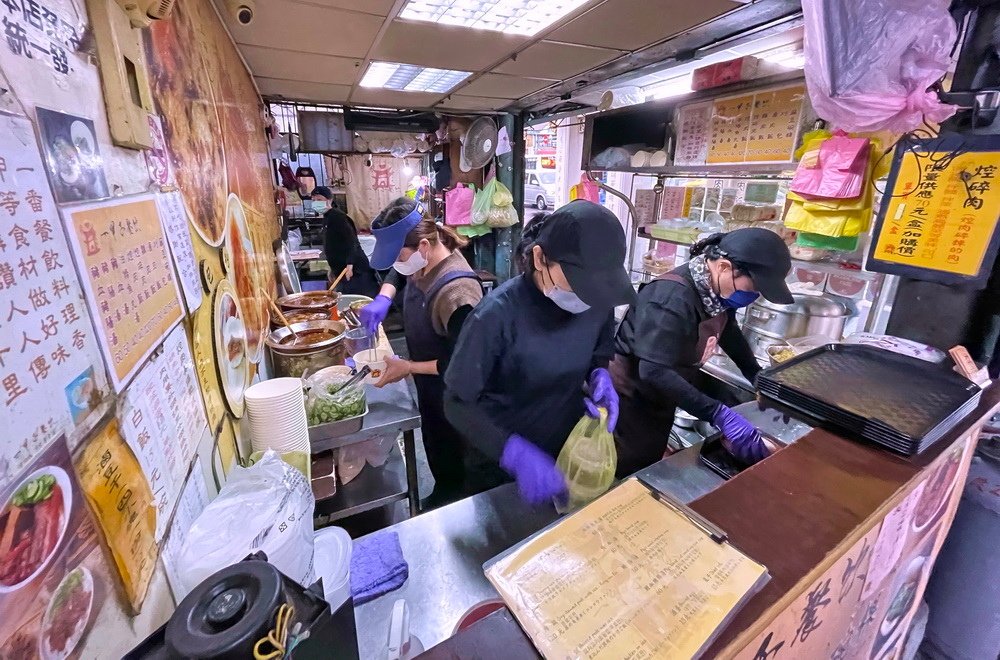 捷運龍山寺站。一甲子餐飲︱連續5年米其林必比登。古早味焢肉飯
