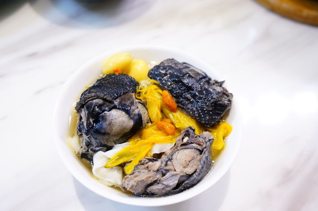 福容五星御饌-黃金針花燉烏雞 (26).JPG