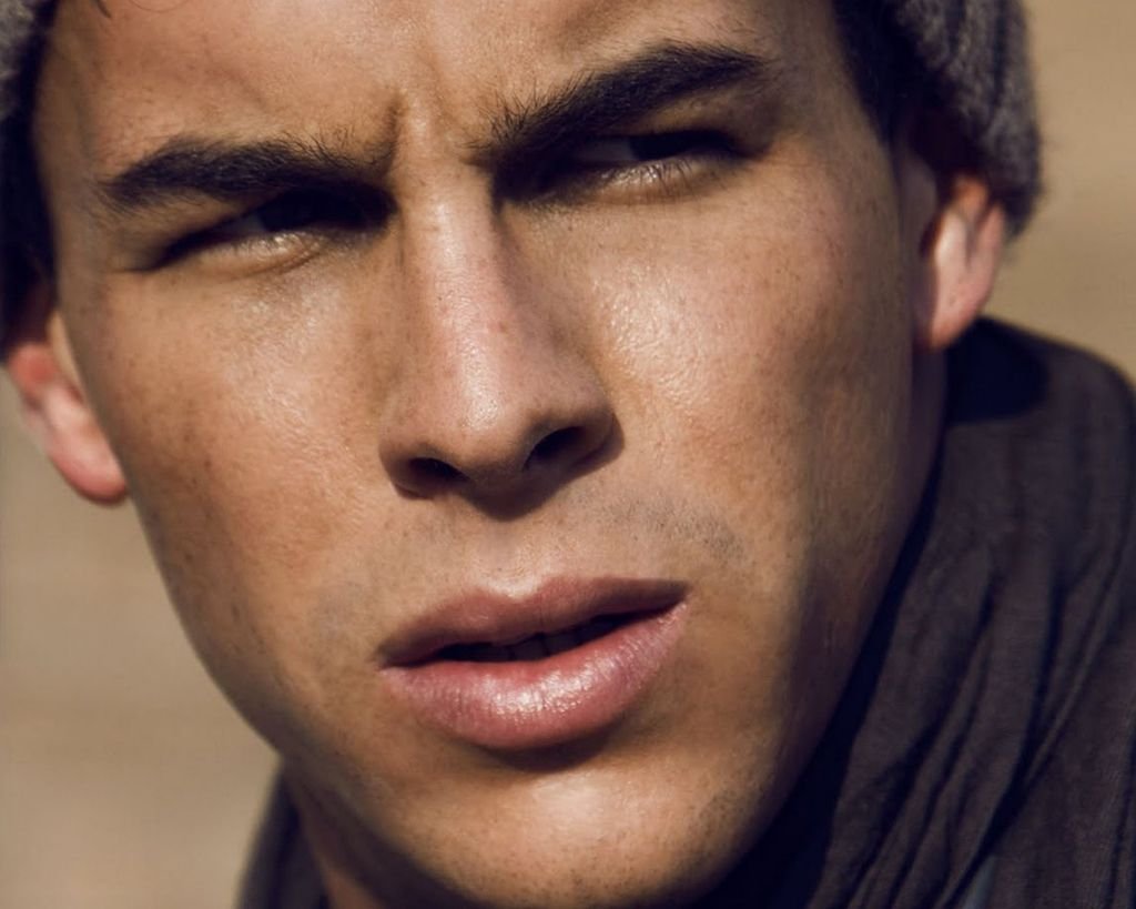 mario_casas_face_hat_scarf_squint_close-up_squinting_57613_1280x1024.jpg