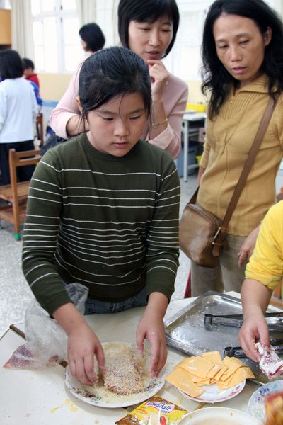 20101202  中年級法式藍帶豬排 (2).jpg