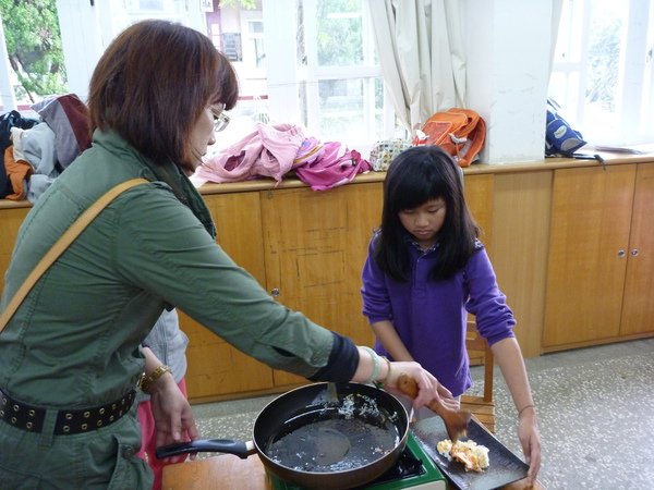 99上學期美食DIY日式豬排 (15).JPG