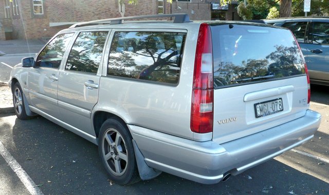 1999-2000_Volvo_V70_station_wagon_01