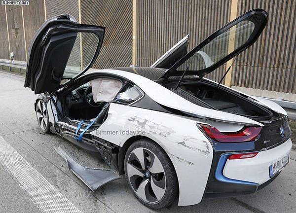 BMW-i8-Unfall-Autobahn-Crash-5-750x539