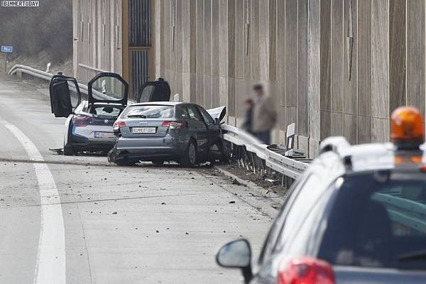 BMW-i8-Unfall-Autobahn-Crash-3