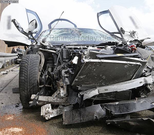 BMW-i8-Unfall-Autobahn-Crash-2