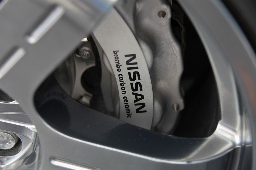 Nissan Brembo carbon-ceramic-discs