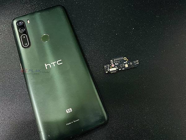 HTC U20 5G手機不能充電真奇怪?！更換充電孔模組維修