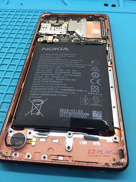 NOKIA 7 Plus電池膨脹撐開螢幕很難沒發現【947手